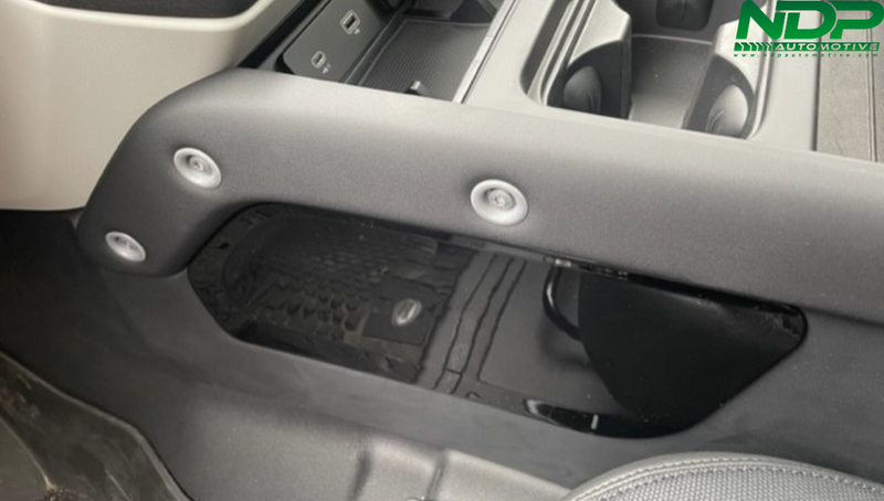 CENTRE CONSOLE SIDE TRIM GLOSS BLACK - FITS DEFENDER 2020+